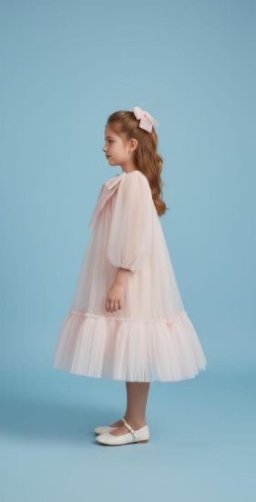 صورة فستان سهرة لحمي تل ناعم بفينكه ولؤلؤة كبيره على الصدر